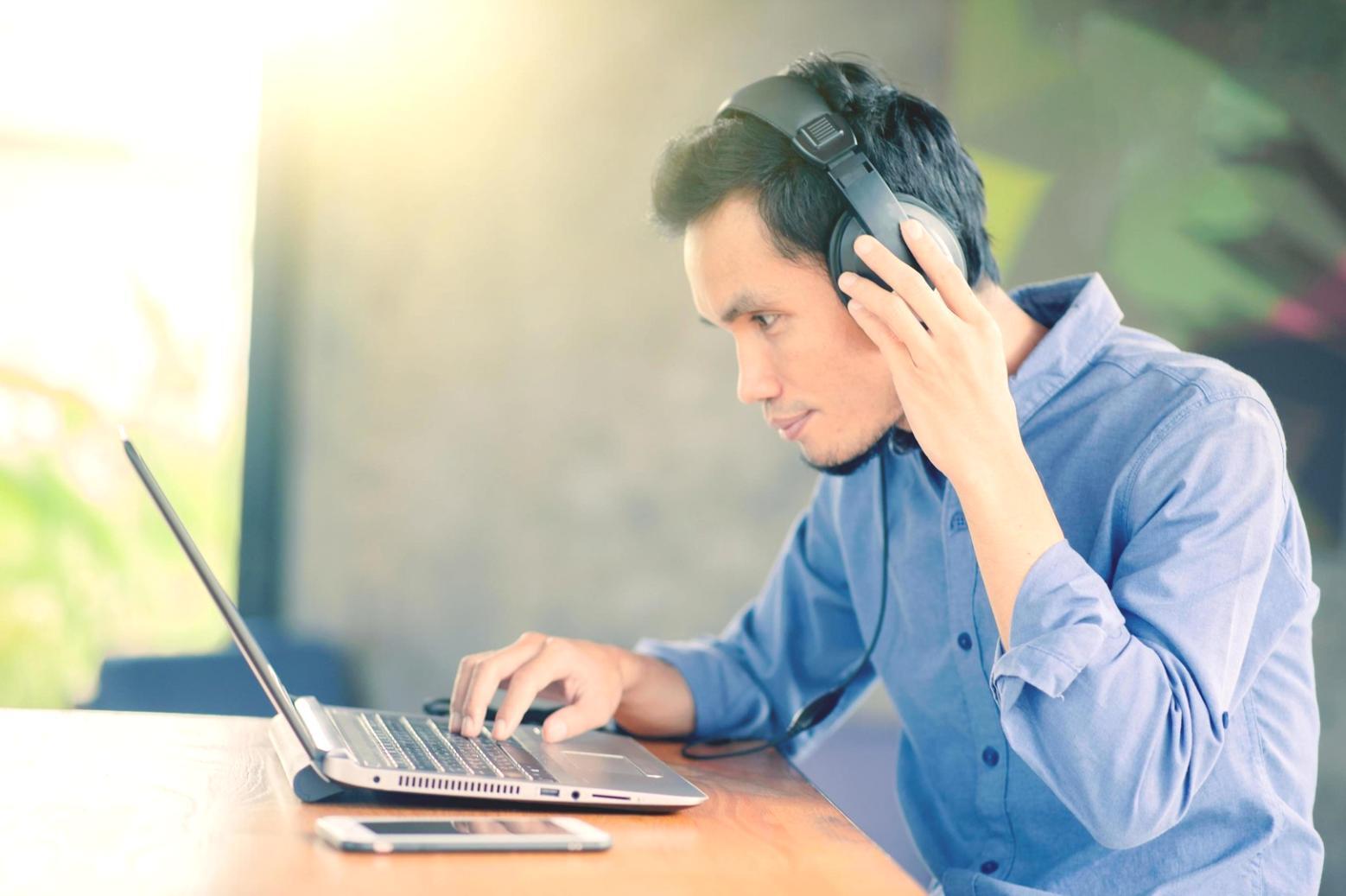 Profesional analizando datos financieros en pantalla