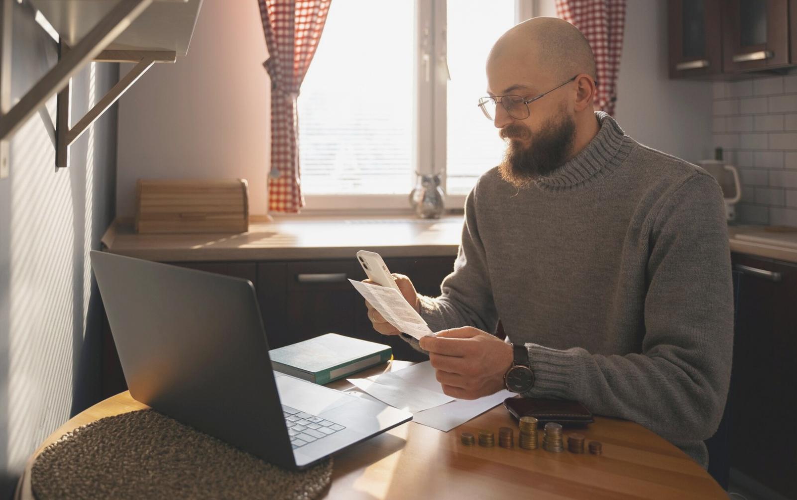 Equipo de trabajo colaborando en análisis financiero