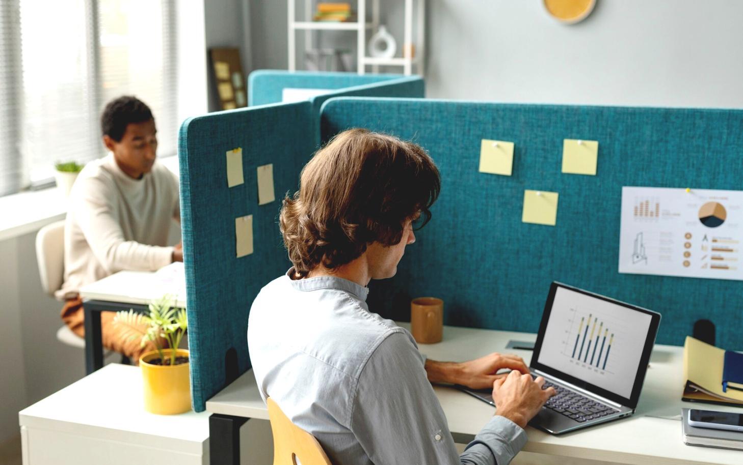 Equipo de trabajo colaborando en análisis de datos financieros